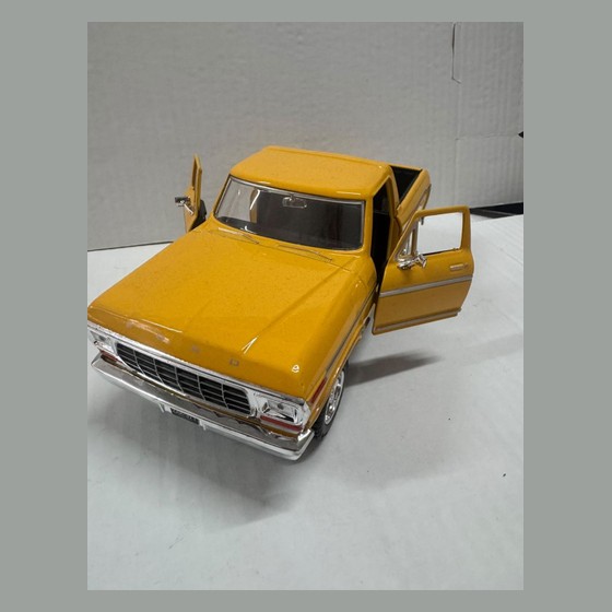 Miniatura Ford F-150 1979 1/24 com portas abertas