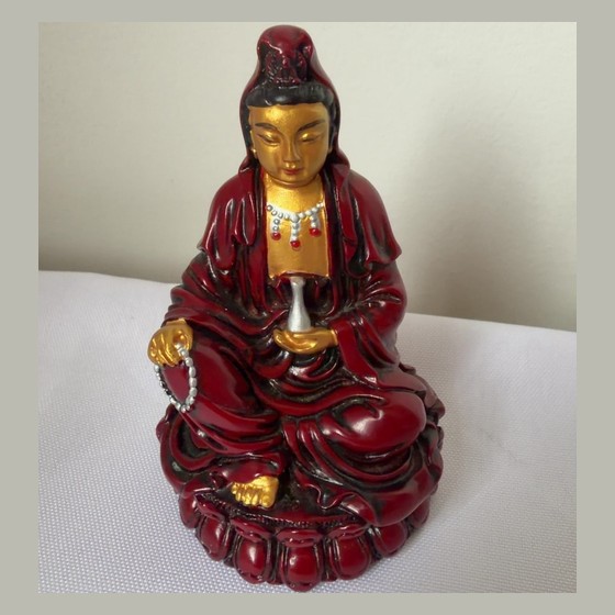 Estátua Kuan Yin Sentada Vermelha e Dourada em Resina