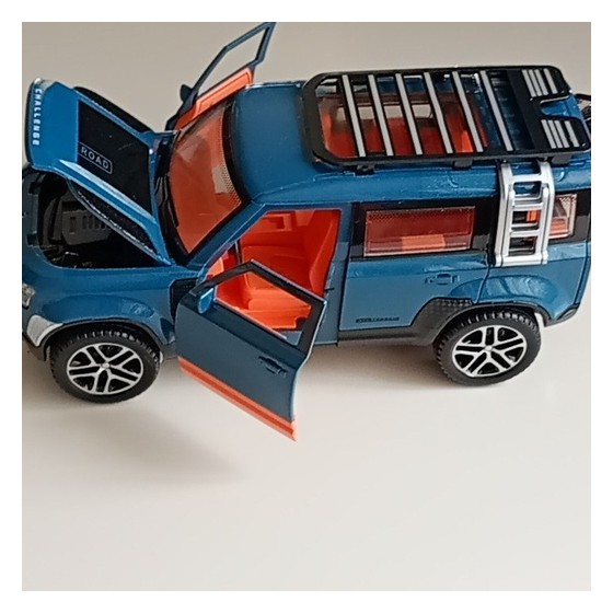 Miniatura Land Rover Defender com Rack de Teto e Portas Abertas