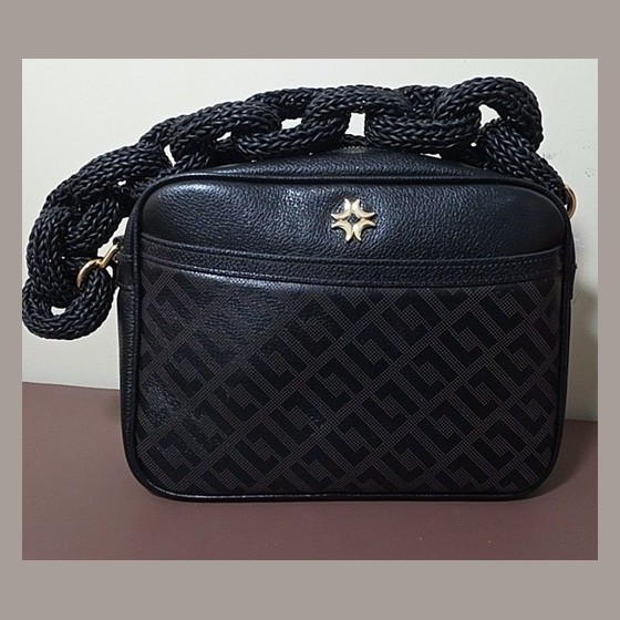 Bolsa Tiracolo Monograma com Alça de Corrente Luz da Lua