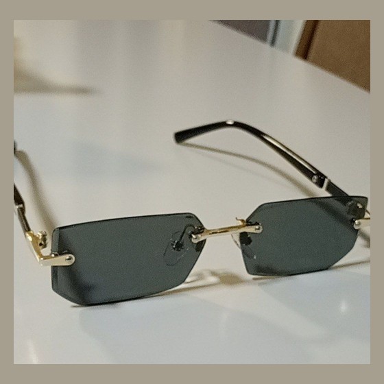 Óculos de Sol Sem Aro Retangular Dourado — AS116