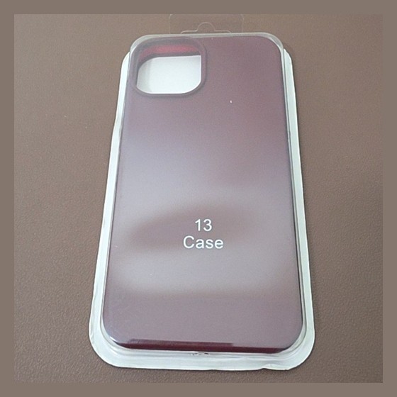 Capinha de Silicone para iPhone 13 Genérica (embalagem imita Apple) — RB1390