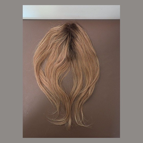Topo de Cabeça (Hair Topper) Aplique Capilar Ondulado Loiro com Raiz Esfumada não identificada (sem marca visível) — RB1393