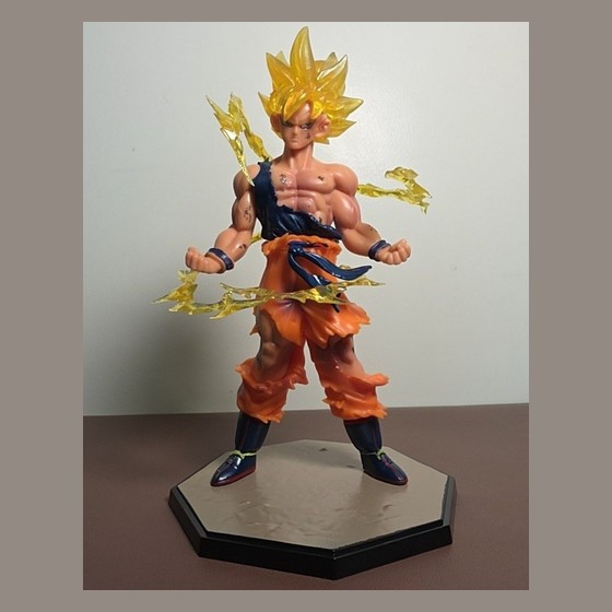 Action Figure Goku Super Saiyajin Voando com Efeito de Raios Genérica (não identificada) — RB1427