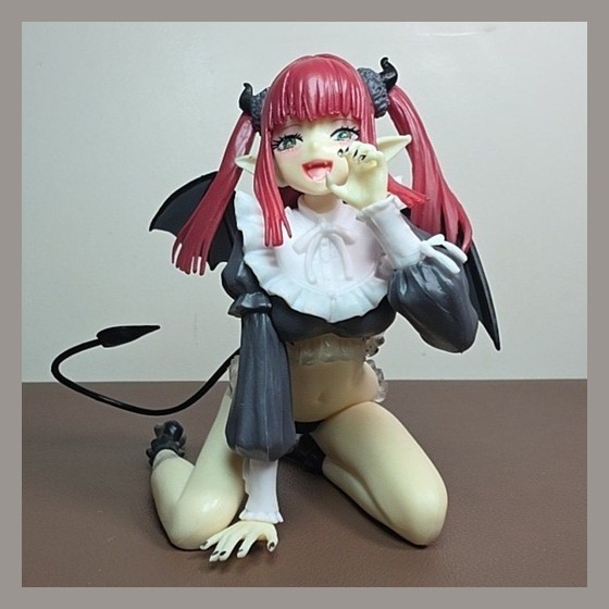 Action Figure Demônio Succubus Maid Marin Kitagawa (com o cosplay da personagem Black Lobelia / Liz). — RB1432