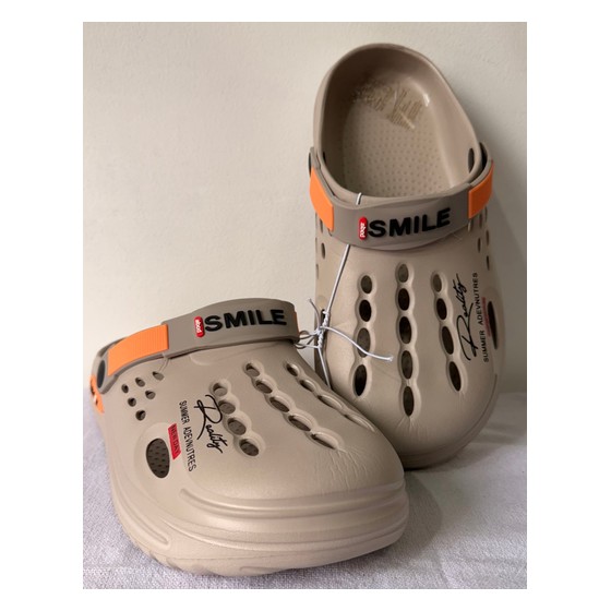 Tamanco tipo Crocs genérico SMILE abcd (genérica, sem marca famosa) — LL102