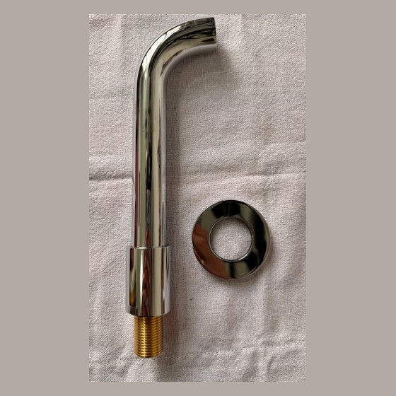 Bica/Torneira de Parede Cromada com canopla — LL106