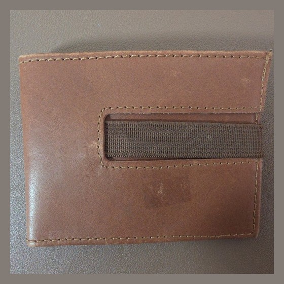 Carteira Masculina de Couro com Fecho de Elástico — RB1457