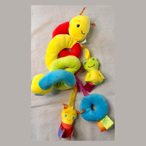 Móbile Espiral Lagarta e Sapo de Pelúcia para Carrinho e Berço — LL113