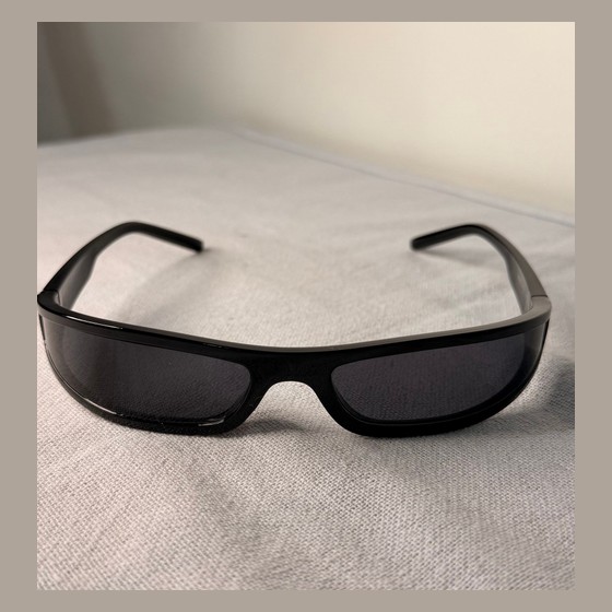Óculos de Sol Esportivo Preto Envolvente — LL122