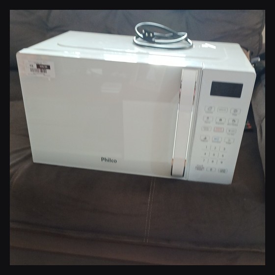 Micro-ondas Philco Branco 25L Digital com uma pequena variação em cima Philco — LT264