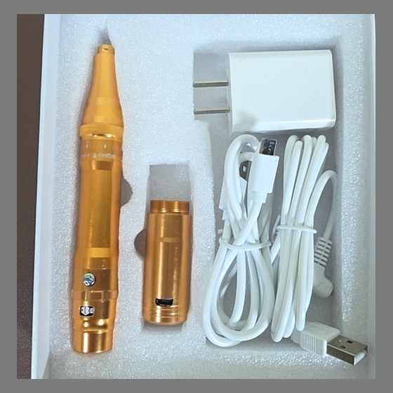 Caneta Dermapen/Tattoo Machine sem fio dourada com carregador