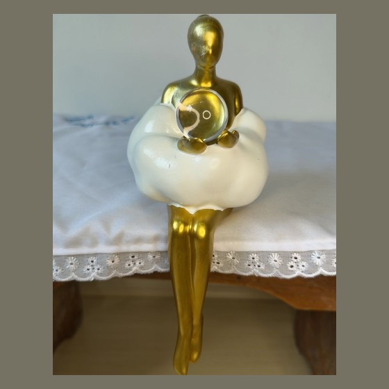 Escultura Decorativa Pessoa Sentada em Nuvem com Esfera de Cristal