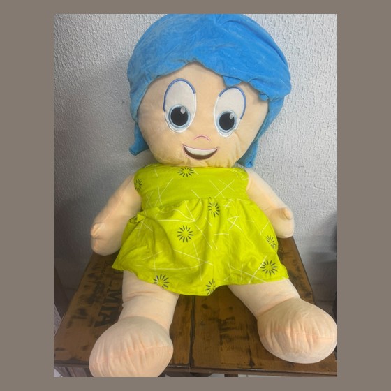 Boneca Gigante de Pelúcia Alegria (inspirada em Divertida Mente)